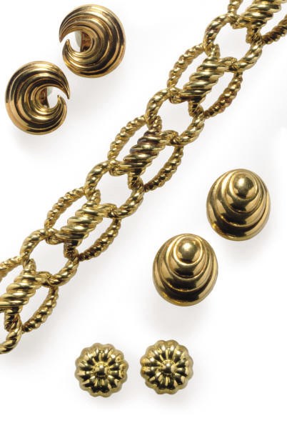 A GROUP OF 18K GOLD JEWELRY