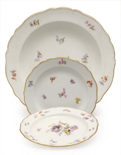 AN ASSEMBLED GERMAN PORCELAIN PART DINNER SERVICE,