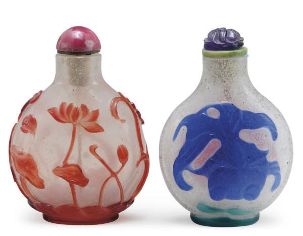 TWO CHINESE OVERLAY BUBBLE-SUFFUSED GLASS SNUFF BOTTLES,**