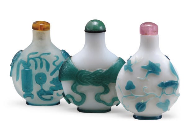 THREE CHINESE BLUE-GREEN OVERLAY SNUFF BOTTLES,