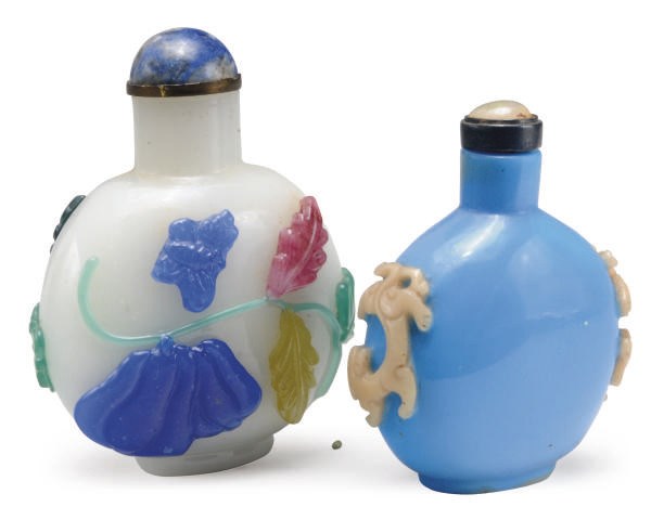 TWO CHINESE GLASS OVERLAY SNUFF BOTTLES AND STOPPERS,