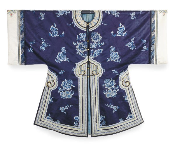 A CHINESE EMBROIDERED SILK DARK BLUE GROUND LADIES SHORT COAT,