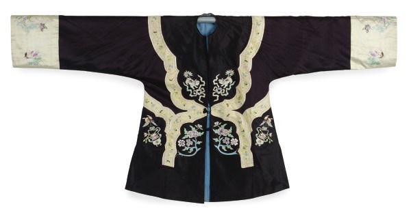 A CHINESE EMBROIDERED SILK BLACK GROUND LADIES INFORMAL JACKET SET,