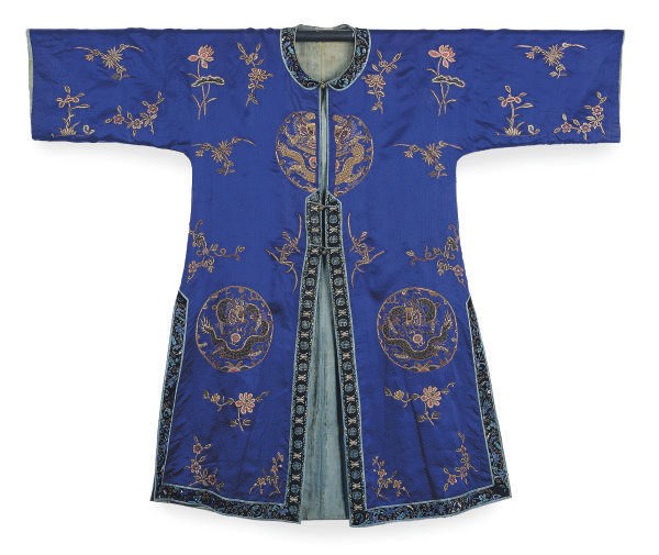 A CHINESE EMBROIDERED SILK BLUE GROUND LADIES' COAT,