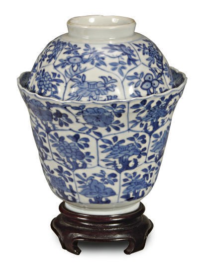 A BLUE AND WHITE CUP AND COVER,