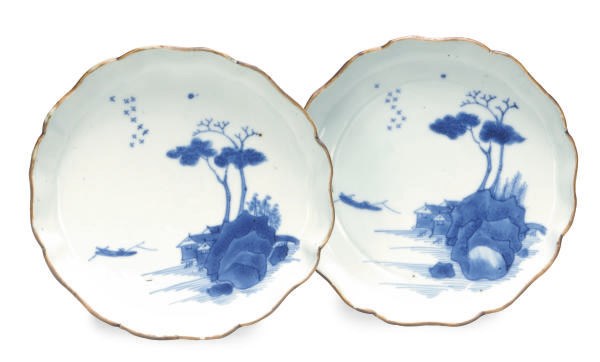A PAIR OF JAPANESE PORCELAIN BLUE AND WHITE KOSEMUTSKE DISHES,