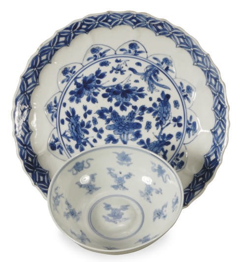 A CHINESE PORCELAIN BLUE AND WHITE BARBED DISH AND A SMALL BLUE AND WHITE BOWL,