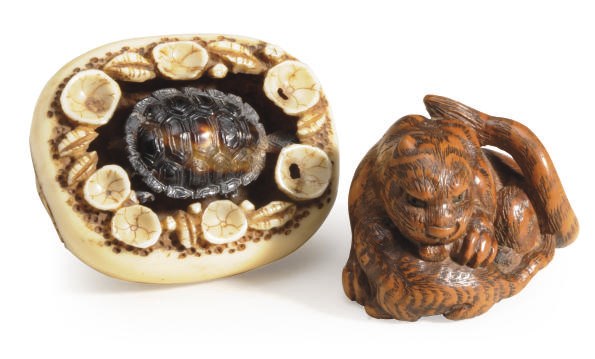 A JAPANESE IVORY NETSUKE INSET WITH A SMALL TORTOISE SHELL TURTLE AND A WOOD MODEL OF A TIGER AND CUB,**