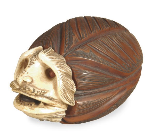 A NUT SNUFF BOX MADE FOR THE EXPORT MARKET,**