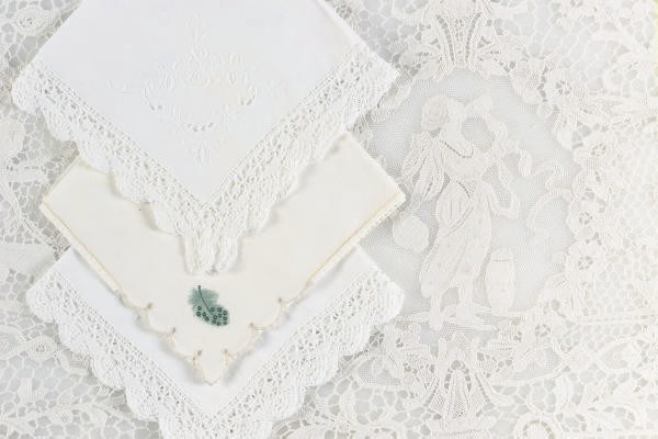 A GROUP OF WHITE COTTON AND LACE TABLE-TOP LINENS,