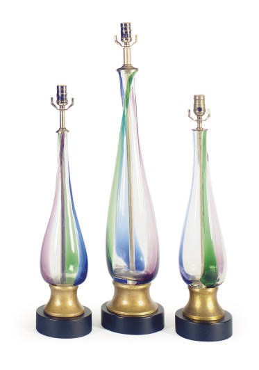 A PAIR OF COLORED AND CLEAR GLASS TABLE LAMPS,