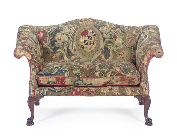 A GEORGE II MAHOGANY AND TAPESTRY UPHOLSTERED SETTEE,