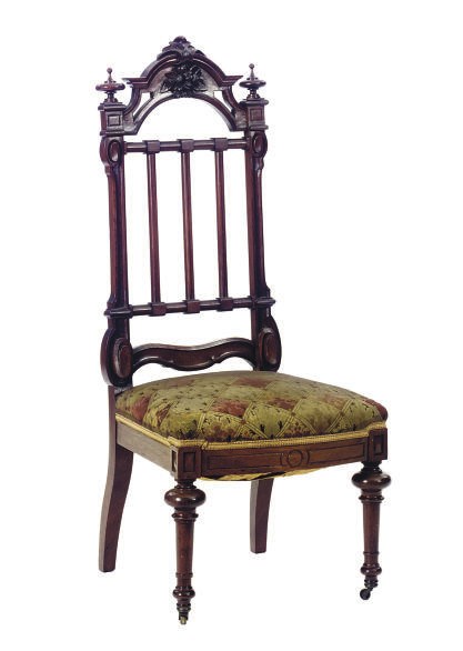 AN AMERICAN WALNUT SIDE CHAIR,