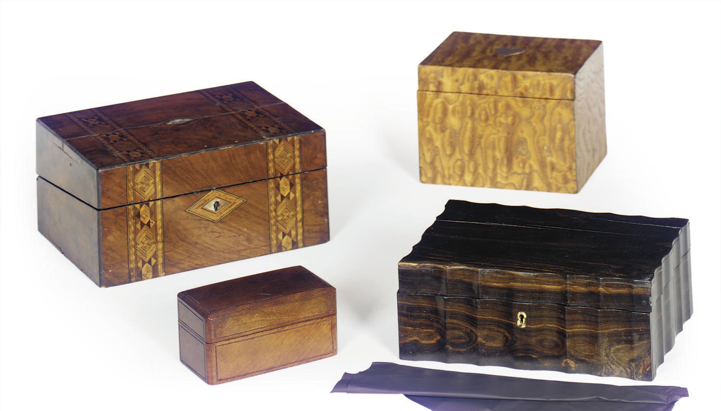 A VICTORIAN WALNUT AND PARQUETRY LAP DESK,