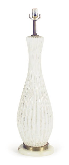 A MOTTLED WHITE GLASS TABLE LAMP,