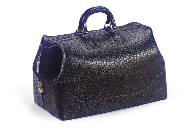 A SIMULATED LEATHER TRAVELING CASE,