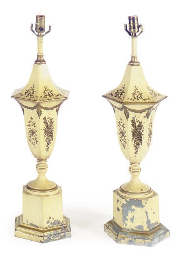 A PAIR OF TOLE PEINTE URN-FORM TABLE LAMPS,