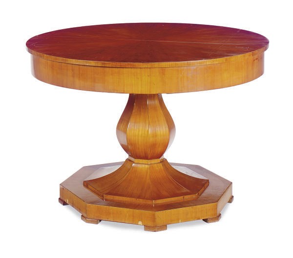 A CONTINENTAL FRUITWOOD EXTENDING DINING TABLE,