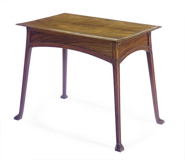 AN ART NOUVEAU WALNUT CENTER TABLE,