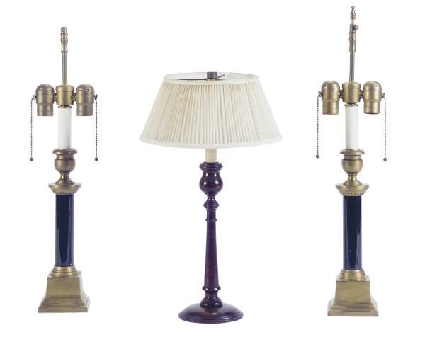 A PAIR OF BRASS AND BLACK MARBLE COLUMN-FORM TABLE LAMPS,