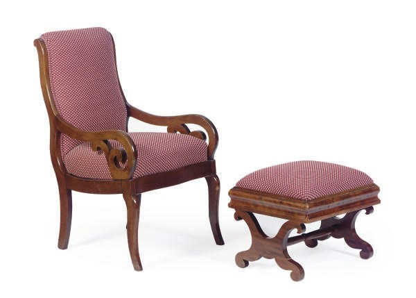 A MAHOGANY AND UPHOLSTERED OPEN ARMCHAIR,