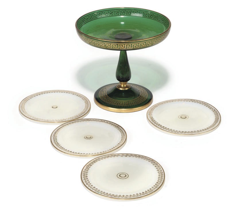 A SET OF FOUR OPALINE GLASS PLATES AND A GREEN GLASS COMPORT