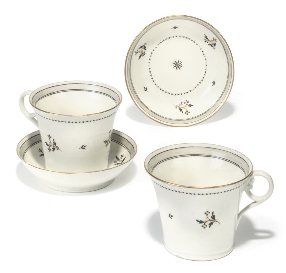 A PAIR OF ENGLISH PORCELAIN BREAKFAST CUPS AND SAUCERS