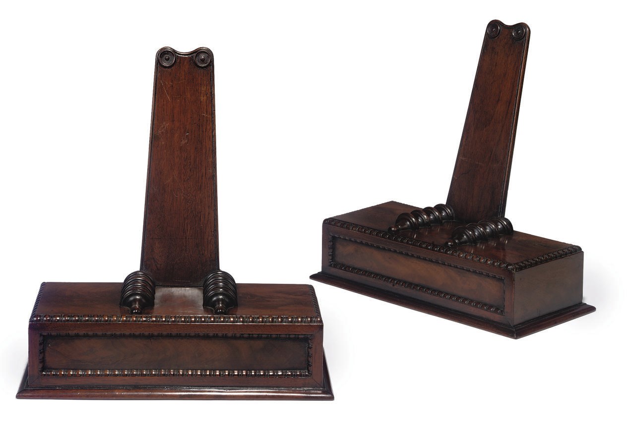 A PAIR OF WILLIAM IV MAHOGANY PLATE STANDS