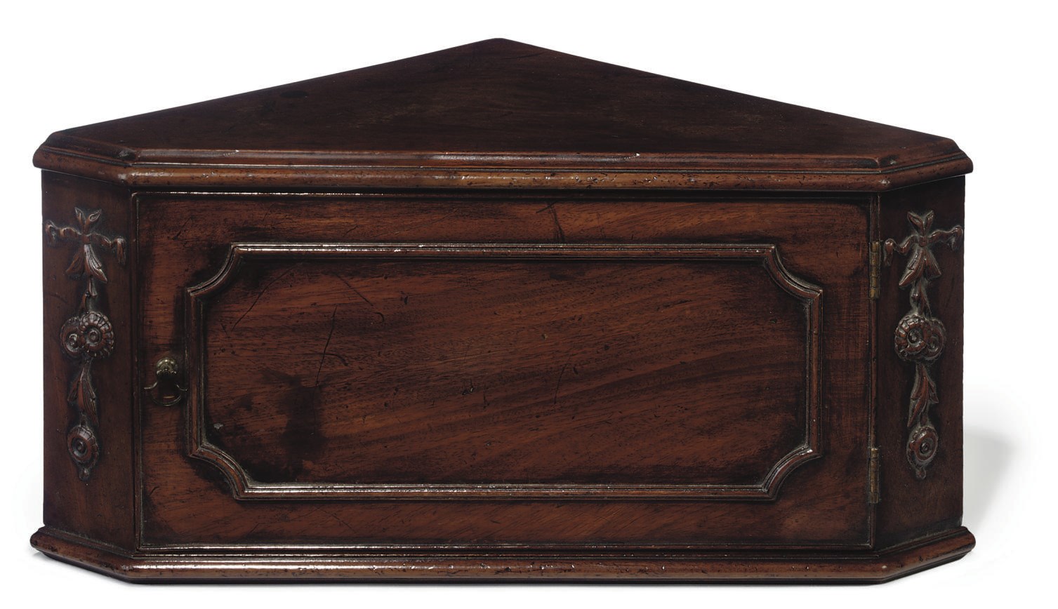 A GEORGE III MAHOGANY HANGING CORNER CABINET