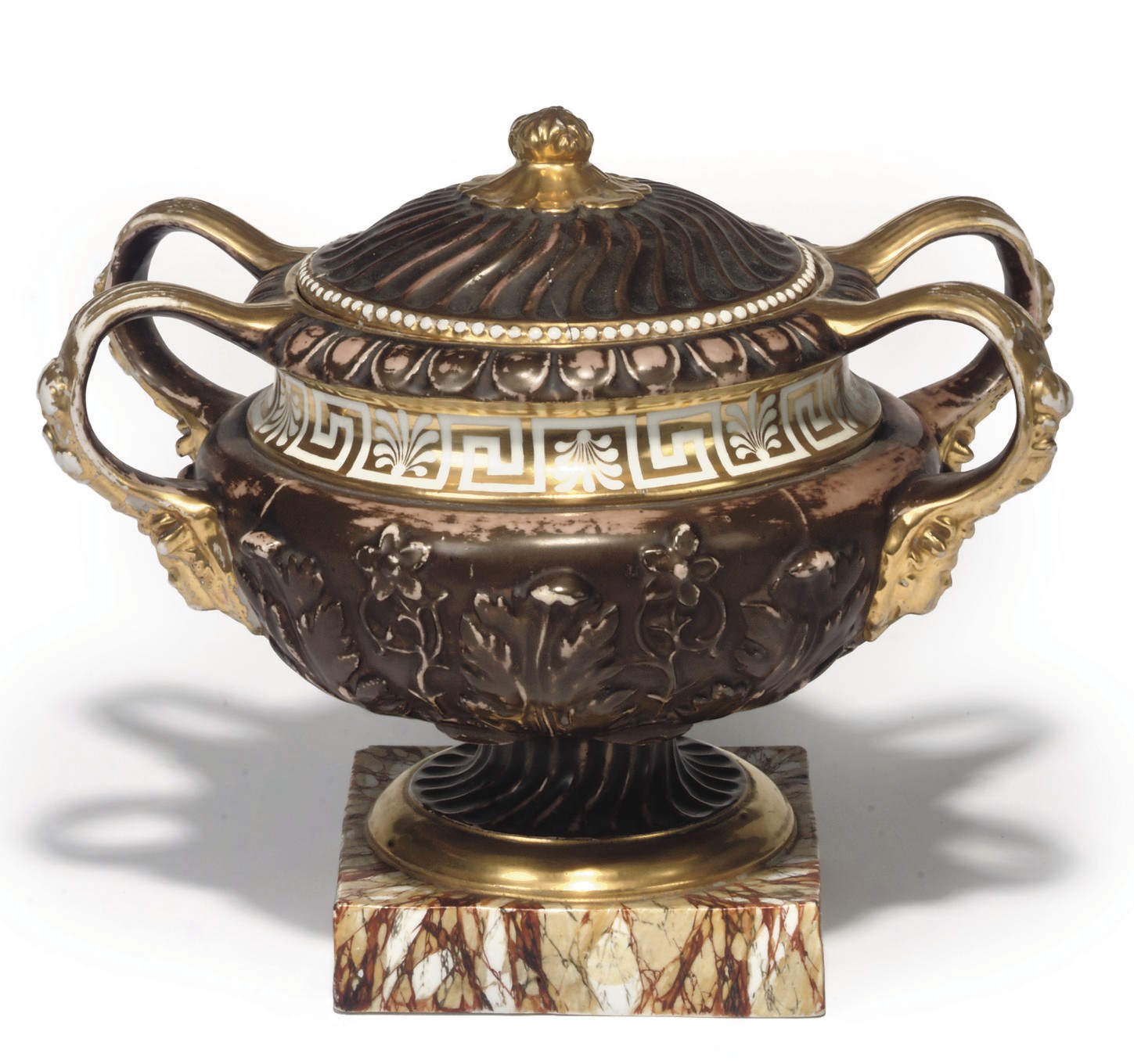 AN ENGLISH PORCELAIN COMPRESSED GLOBULAR VASE AND COVER