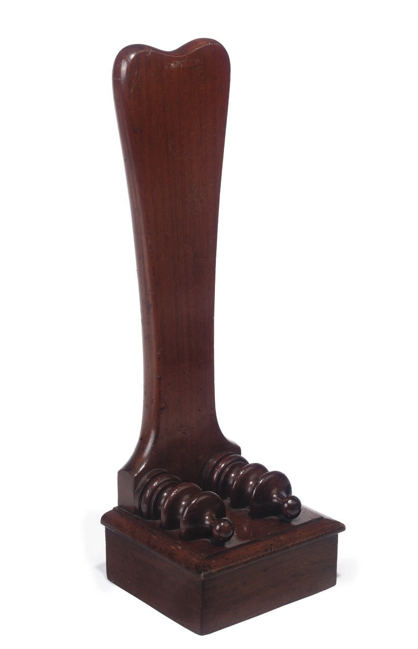 A VICTORIAN MAHOGANY PLATE STAND