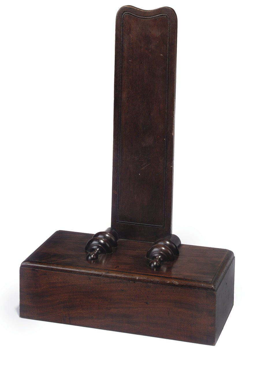 A VICTORIAN MAHOGANY PLATE STAND