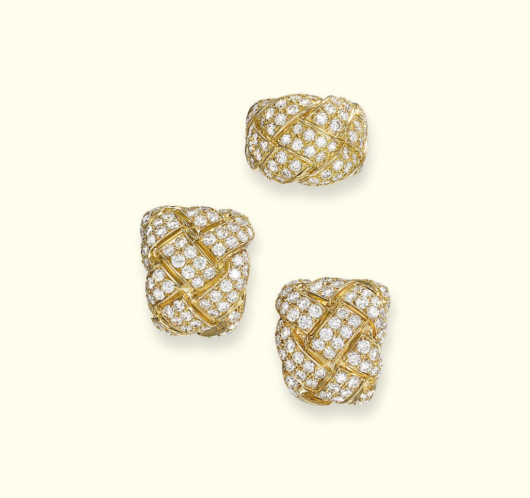 A PAIR OF DIAMOND EAR CLIPS AND RING, BY VAN CLEEF & ARPELS