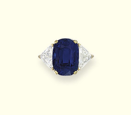 A SAPPHIRE AND DIAMOND RING