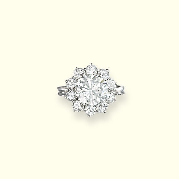 A DIAMOND CLUSTER RING