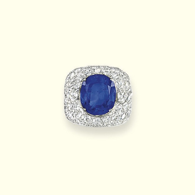 A SAPPHIRE AND DIAMOND RING