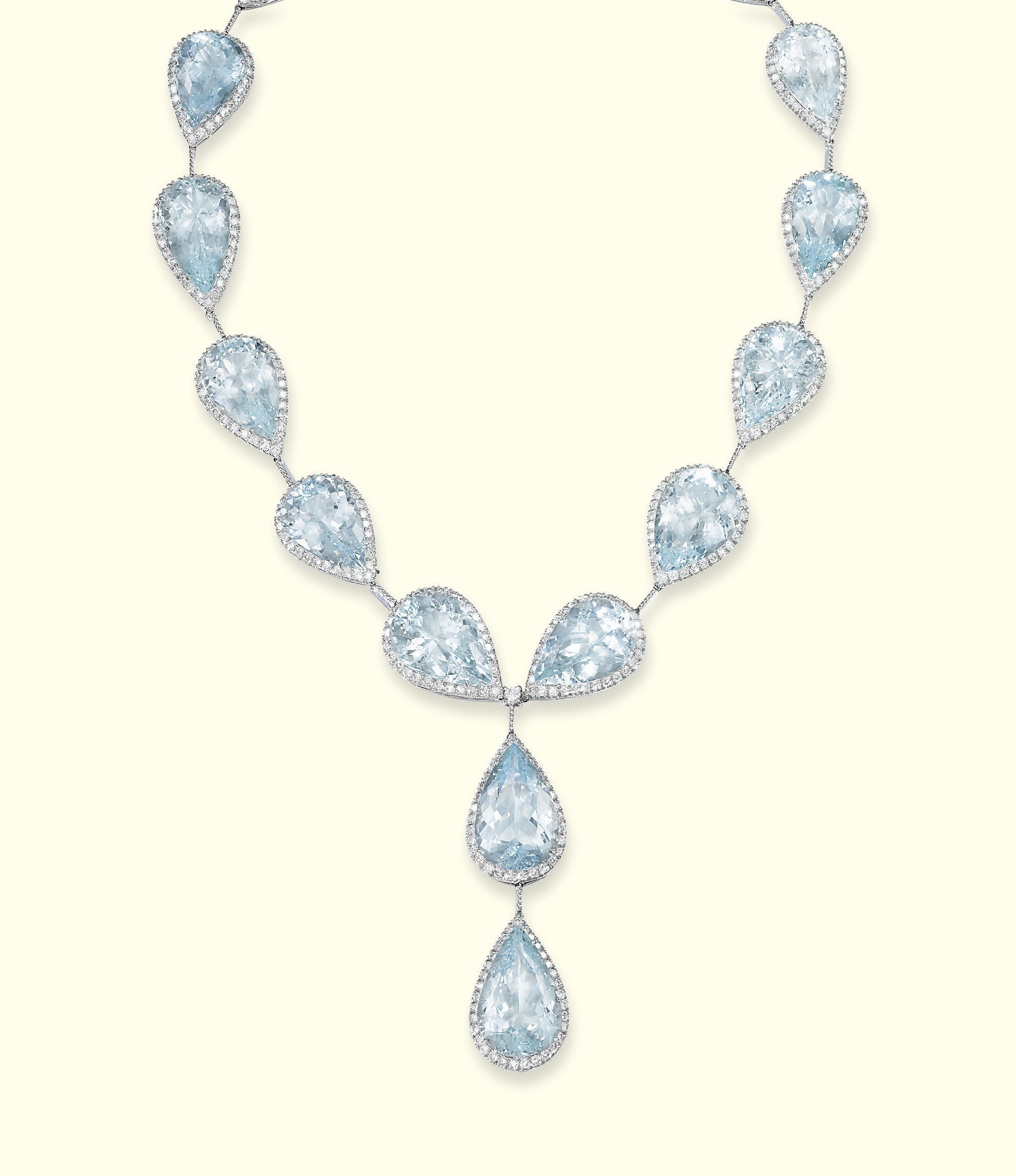 AN AQUAMARINE AND DIAMOND NECKLACE