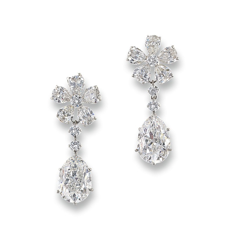 A PAIR OF ATTRACTIVE DIAMOND EAR PENDANTS
