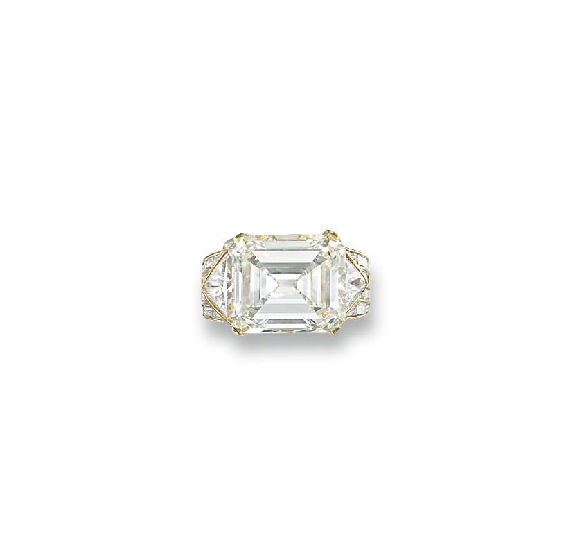 A DIAMOND SINGLE-STONE RING