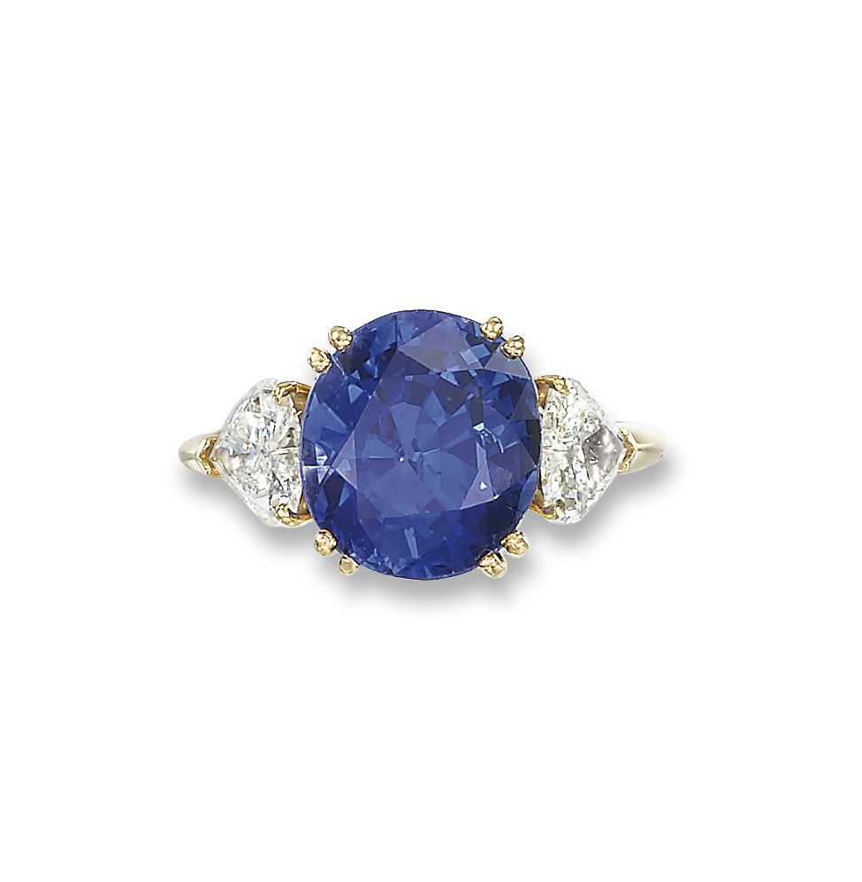 A SAPPHIRE AND DIAMOND RING