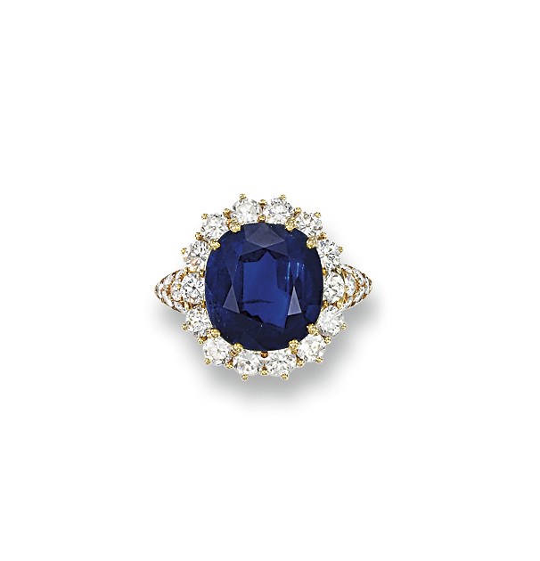 A SAPPHIRE AND DIAMOND CLUSTER RING