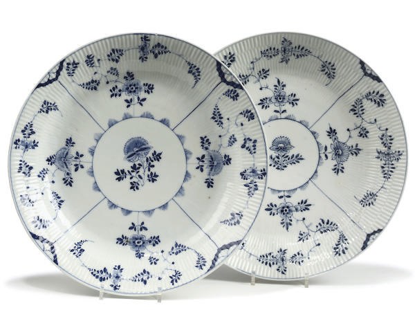 TWO MEISSEN PORCELAIN 'ONION' PATTERN DISHES