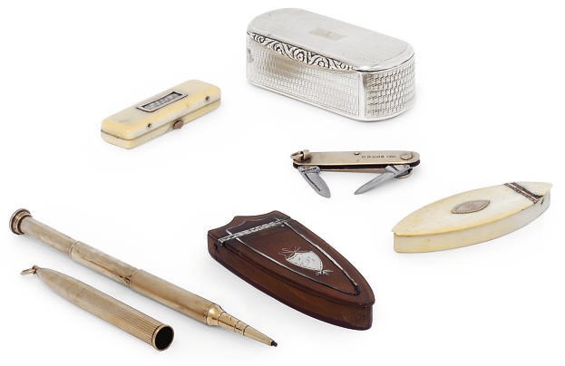 A GEORGE IV ROUNDED RECTANGULAR SILVER SNUFF BOX