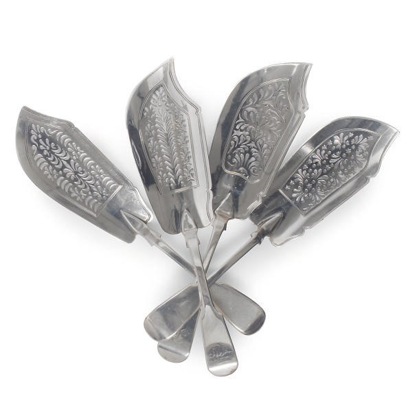 A GROUP OF FOUR ANTIQUE SILVER FIDDLE PATTERN FISH SLICES