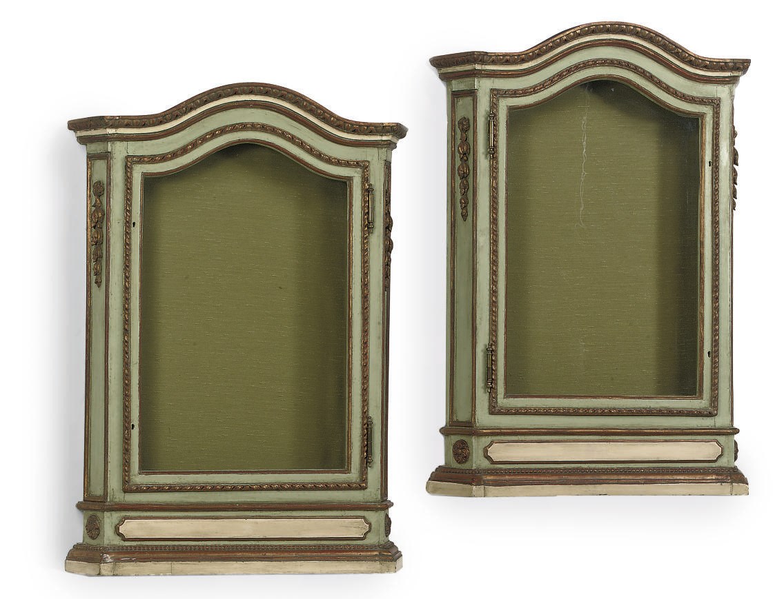 A PAIR OF ITALIAN GREEN-PAINTED AND PARCEL-GILT HANGING VITRINE