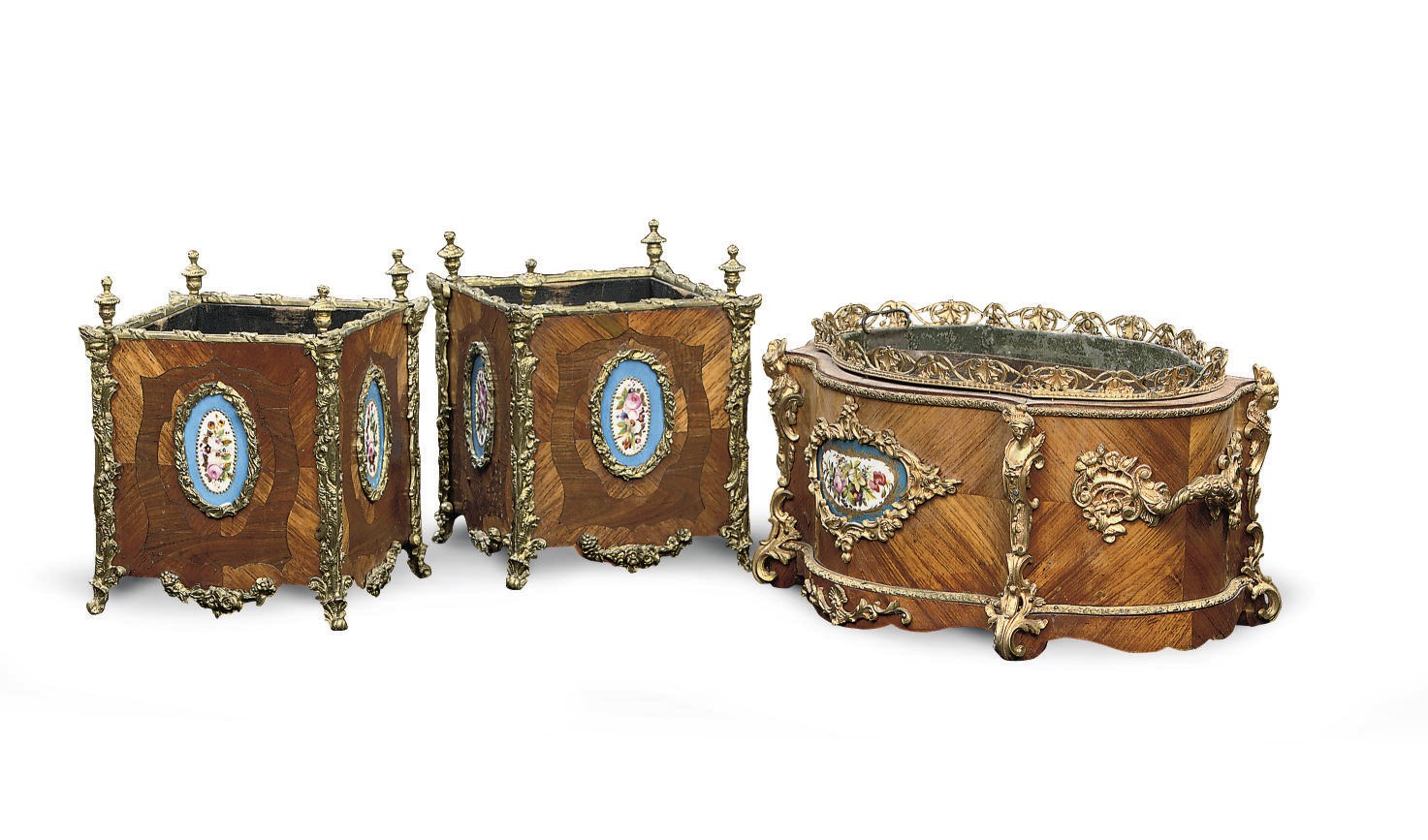 A PAIR OF BRASS-MOUNTED, TUPILWOOD, ROSEWOOD AND PORCELAIN JARDINIERES