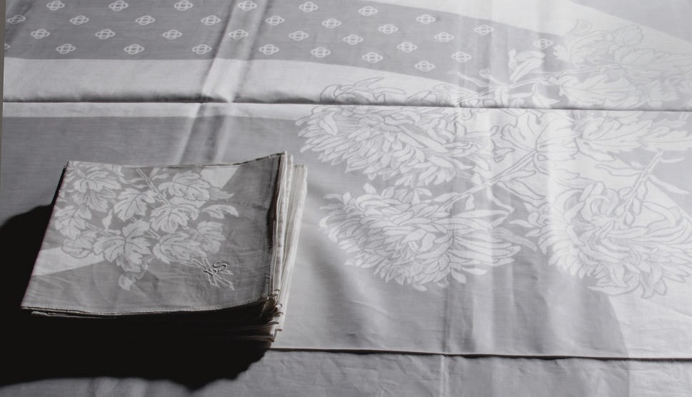 A DAMASK LINEN TABLECLOTH AND TWELVE NAPKINS