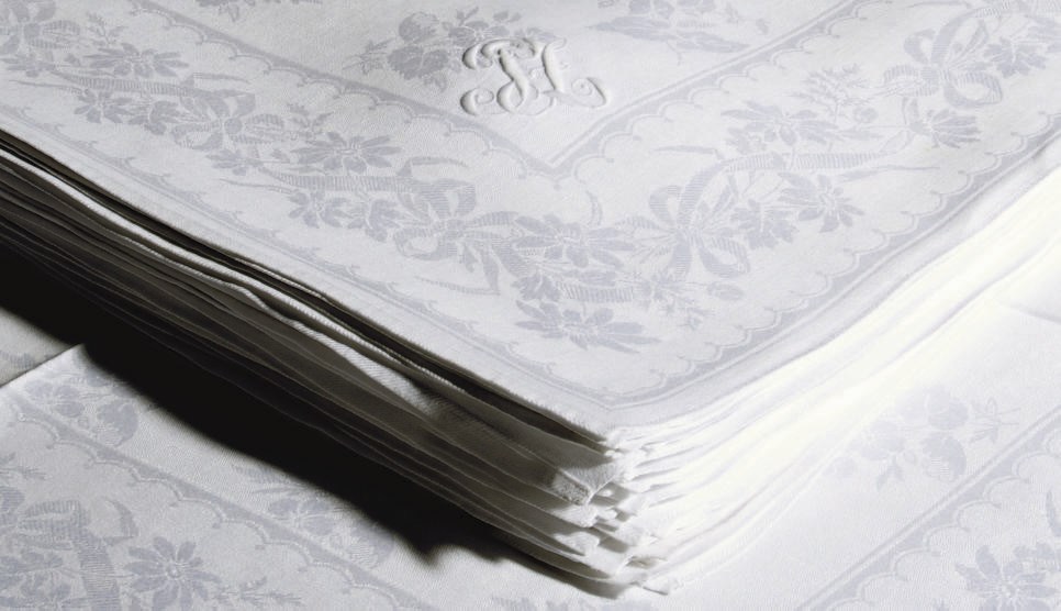 A SET OF SEVENTEEN DAMASK LINEN NAPKINS
