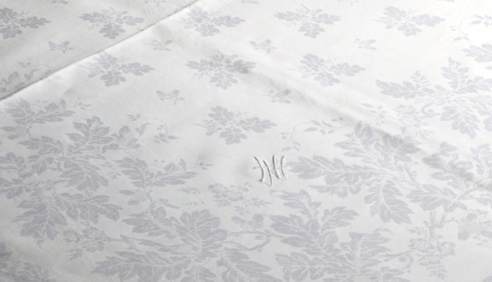 A DAMASK LINEN BANQUET TABLECLOTH
