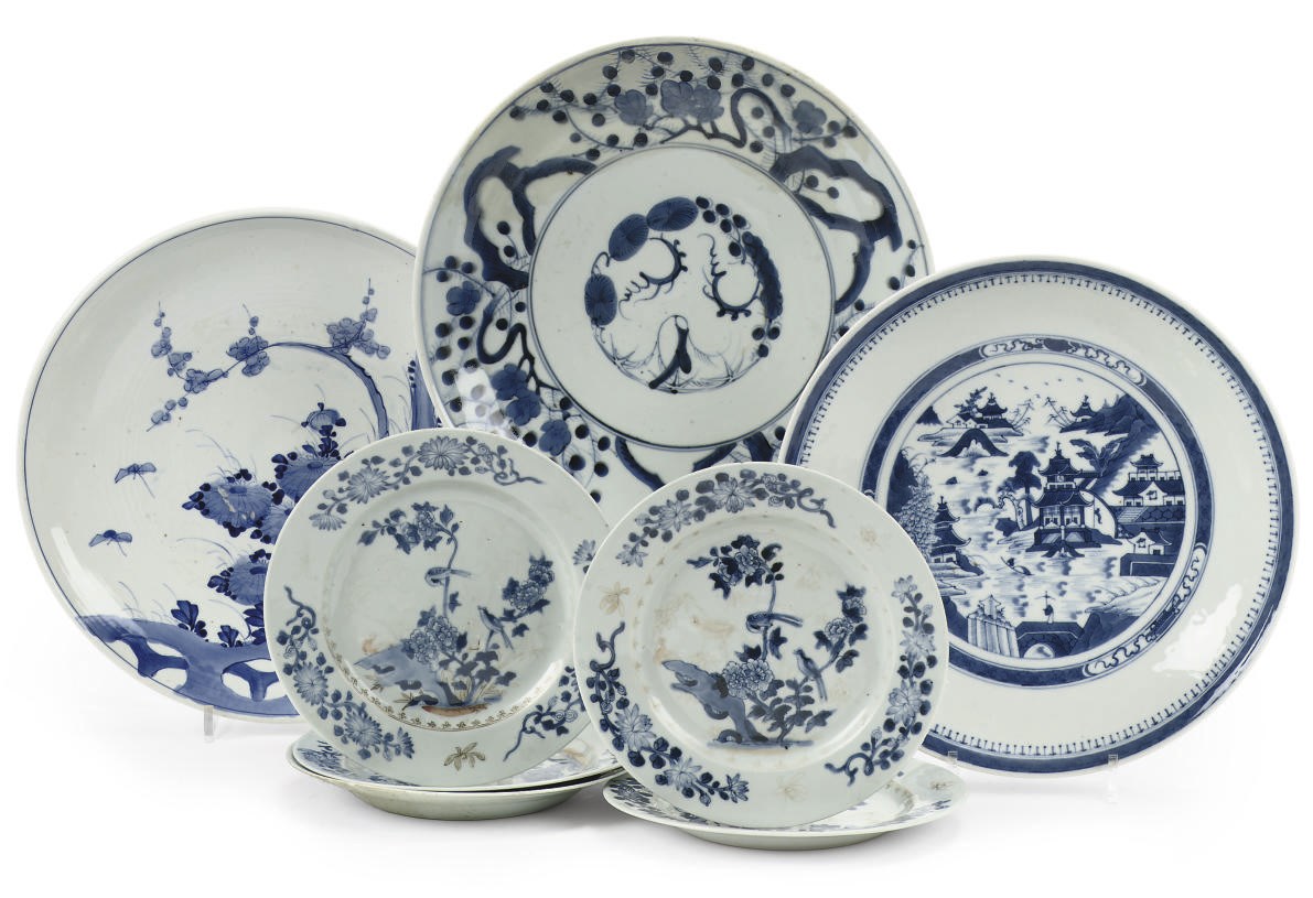 An assorted lot of Chinese and Japanese blue and white, famille rose and Imari plates